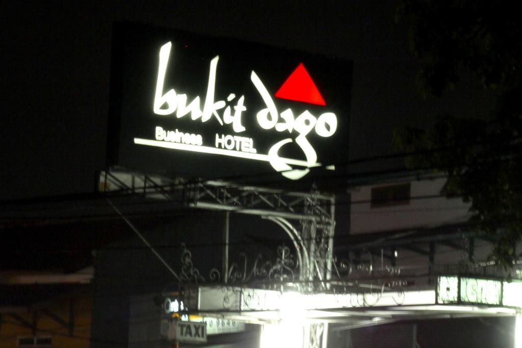 Bukit Dago Hotel Бандунг Экстерьер фото